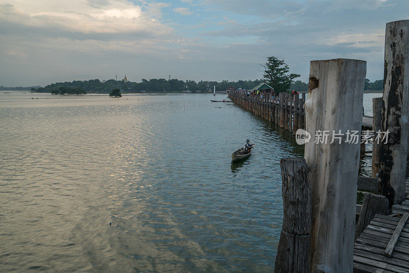 日落时分的U Bein桥，曼德勒，缅甸，亚洲